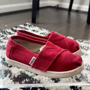 I mean… these Red TOMS 😍